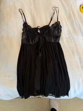 Victoria's Secret Black Lace-Trim Pleated Babydoll Chemise